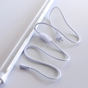 vollspektrum-wachstumslampe-mit-kabel.webp