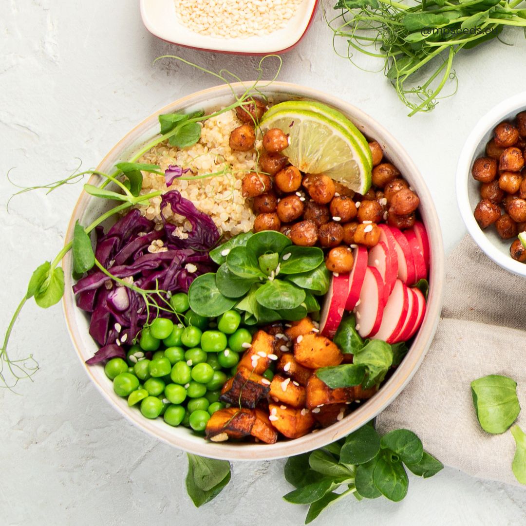 vege bowl mit microgreens